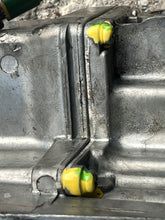 Lade das Bild in den Galerie-Viewer, 200 - 300 hp Yamaha 60V-14182-01-00 FLOAT CHAMBER vst &amp; pump TESTED hpdi
