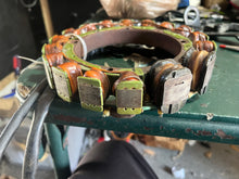 Charger l'image dans la galerie, vendu ebay juin2025——250 225 200 hp Yamaha ALTERNATEUR STATOR 65L-85510-10-00 ox66 &amp; 76d deux temps 2002
