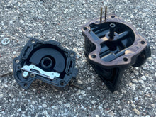 Lade das Bild in den Galerie-Viewer, 140 120 125 hp Evinrude Johnson v4 CARBURETOR 0432902 FLOAT CHAMBER 0398701 BODY 0432513 two stroke looper 1988-1990
