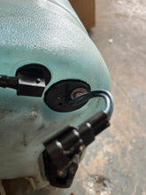 Lade das Bild in den Galerie-Viewer, 115 90 75 hp Mercury Optimax OIL TANK 879844T04 CAP 828475A09 COVER 883044001 Two Stroke 3 Cylinder DFI 2008
