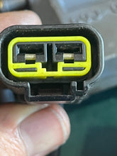 Load image into Gallery viewer, f 225 200 hp Yamaha 69J-81960-10-00 voltage RECTIFIER &amp; REGULATOR ASSY four stroke 2004-07 one rectangular connector
