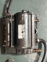 Lade das Bild in den Galerie-Viewer, 175 150 135 115 hp Ficht Evinrude vst VAPOR SEPARATOR FUEL PUMP 5004428 two stroke 2001-2005 compatible with some other horsepowers
