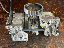 Load image into Gallery viewer, 225 250 300 hp Yamaha CAMSHAFT ASSY air compressor 60V-12170-00-00 with FUEL PUMPS 60V-13910-00-00 two stroke HPDI 2003-2010 some 200 hp
