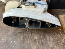 Lade das Bild in den Galerie-Viewer, 115 130 90 hp Evinrude E-tec MIDSECTION 25” EXHAUST HOUSING 5010896 EXTENSION 5008078 SWIVEL PIVOTANT 0434691 STEERING ARM 5001766 STERN BRACKETS 0351921 0351922 two stroke E115DPXAFG 2015
