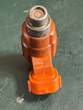 Lade das Bild in den Galerie-Viewer, DF 140 115 hp Suzuki FUEL INJECTOR INP771 771025G 15710-65D00 four stroke 2002-2011 some 90 &amp; 100 compatibility CLEANED
