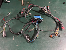 Load image into Gallery viewer, ❌90 115 hp Johnson 0584762 ENGINE CABLE ASSY 0586228 RELAY &amp; CABLE ASSY nla 0334191 relay BRACKET ois 1998-2001 TWO STROKE
