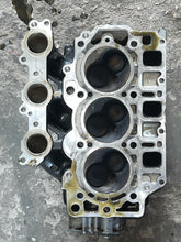 Lade das Bild in den Galerie-Viewer, 40 30 hp Mercury EFI CYLINDER HEAD ASSY crankcase 877568T 803016T06 COVER 834779A1 four stroke 3 cylinder 2005
