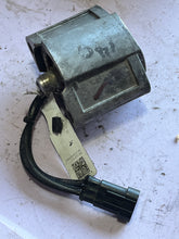 Cargar imagen en el visor de la galería, 150 hp Evinrude e-tec FUEL INJECTOR starboard 5007347 353518 5007765  two stroke AA AB AF models 90-200 hp
