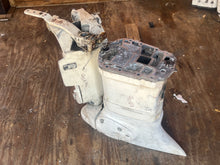 Lade das Bild in den Galerie-Viewer, 90 hp Evinrude E-tec 20” MIDSECTION sl SWIVEL 0434691 STEERING ARM 5001766 5009550 exhaust housing 0351234 adaptor 0350834 two stroke 2004-2012
