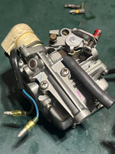 Lade das Bild in den Galerie-Viewer, f 100 80 hp Yamaha 67G-14901-10-00 CARBURETOR 1 &amp;3 1999-2001 67G-14902-10-00 carb 2, 67G-14904-10-00 carb 4, four stroke NLA 67G-10, 67F-14380-00-00 STARTER PRIMER, 67F-14369-00-00 DIAPHRAGM 2, 67F-14585-00-00 CHOKE ROD 1999-2001 outboards
