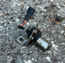 Cargar imagen en el visor de la galería, 250 225 hp Mercury SENSOR ASSY 821909 Cylinder block TWO STROKE efi 1994-1996

