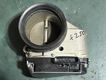 Lade das Bild in den Galerie-Viewer, f 250 hp Yamaha intake THROTTLE BODY 6P2-13750-00-00 four stroke 2005-2010
