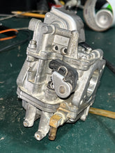 Cargar imagen en el visor de la galería, DF 25 hp Suzuki 13200-95J00 CARBURETOR twin V STARTER ASSY 13368-95J00 Four Stroke 2006-2014
