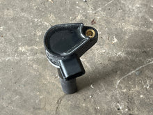 Lade das Bild in den Galerie-Viewer, 350 hp Mercury ignition PENCIL COIL 880615T01 four stroke 75 - 400 hp
