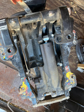 Lade das Bild in den Galerie-Viewer, 25 hp Mercury midsection DRIVESHAFT HOUSING 3532-825218T7 ADAPTOR PLATE 825228A17 SWIVEL 3427-830104T1 Replaced by 3410-827402T5 POWER TRIM PUMP 822344T14 822344T10 Four Stroke 2 Cylinder
