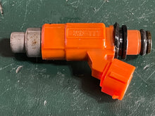 Lade das Bild in den Galerie-Viewer, DF 140 115 hp Suzuki FUEL INJECTOR INP771 771025G 15710-65D00 four stroke 2002-2011 some 90 &amp; 100 compatibility CLEANED

