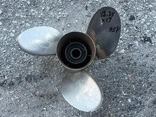 Cargar imagen en el visor de la galería, Michigan Wheel prop RAPTURE PROPELLER 13 1/4 x 17 Pitch RH Standard STAINLESS off of 115 Yamaha - for Two &amp; Four Stroke 3 and 4 Cylinder
