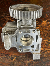 Load image into Gallery viewer, 150 200 hp Yamaha CAMSHAFT ASSY air compressor 68F-12170-00-00 68F-12170-10-00 two stroke HPDI 2000-2003 also 175 hp 2001-2003
