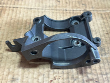 Lade das Bild in den Galerie-Viewer, 40 50 hp Nissan Tohatsu 3C8B051010 STARTER BRACKET two stroke 2002-05 40d2
