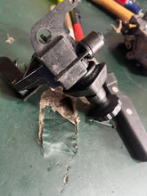 Lade das Bild in den Galerie-Viewer, held for customer june2025—-25 20 15 hp Mercury carb PRIMER KNOB 12802 BLOCK 11280 LEVER 112731 FAST IDLE LEVER 2976A2 BRACKET 12803 CHOKE BEZEL 172291 two stroke 1989-1993 some compatibility 6 9 9.9 hp
