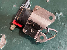 Cargar imagen en el visor de la galería, 200 hp Johnson Evinrude FUEL PRIMER CHOKE SOLENOID two stroke 1993-2001 5007355 0437231 0437234 some compatibility 120 125 130 140 185 225 250 300 hp
