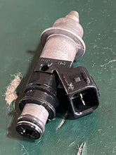 Load image into Gallery viewer, BF 130 115 hp Honda FUEL INJECTOR 06164-PCA-000 four stroke 1999 cleaned tested KEIHIN
