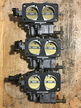 Lade das Bild in den Galerie-Viewer, 200 175 150 hp Mercury CARBURETOR SET WMH 16-1 16-2 16-3 top 3308-9672A44 3311-818650A4 818650A52, center 3308-9672A45 818650A5 818650A53, bottom 3308-9672A46 818650A6 818650A59 two stroke v6 compatible 175 150 hp
