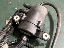 Lade das Bild in den Galerie-Viewer, DF 30 hp Suzuki VST SEPARATOR 15600-94L00 FUEL COOLER 15770-94L00 four stroke 2015-2024
