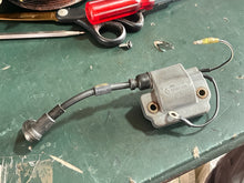Cargar imagen en el visor de la galería, Yamaha Ignition coil cm61-26 1989-96 two stroke
