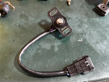 Lade das Bild in den Galerie-Viewer, 200 225 250 300 hp Mercury Throttle Position SENSOR ASSY 821664 electrical NLA 039400-0040 two stroke 3.0 liter motors
