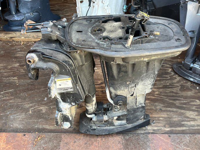 25 hp Mercury midsection DRIVESHAFT HOUSING 3532-825218T7 ADAPTOR PLATE 825228A17 SWIVEL 3427-830104T1 Replaced by 3410-827402T5 POWER TRIM PUMP 822344T14 822344T10 Four Stroke 2 Cylinder