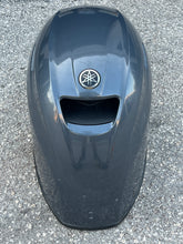 Lade das Bild in den Galerie-Viewer, f 70 60 50 hp Yamaha TOP COWLING no decals 6CJ-4261A-00-00 6CJ-02 6CJ-03 6CJ-00 6CJ-01 four stroke 2010-2024 some compatibility between USA &amp; international models 6CJ-42610-02-00  6CJ-42610-01-00  6CJ-42610-00-00  6CJ-42610-03-00
