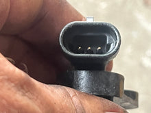 Lade das Bild in den Galerie-Viewer, 350 hp Mercury Verado CAMSHAFT POSITION SENSOR 8M0011987 four stroke 135 - 400 hp
