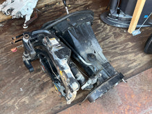 Lade das Bild in den Galerie-Viewer, 25 hp Mercury midsection DRIVESHAFT HOUSING 3532-825218T7 ADAPTOR PLATE 825228A17 SWIVEL 3427-830104T1 Replaced by 3410-827402T5 POWER TRIM PUMP 822344T14 822344T10 Four Stroke 2 Cylinder
