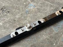 Lade das Bild in den Galerie-Viewer, 350 hp Mercury VERADO FUEL RAIL 895022A04 TUBE 8M0047054 SCHRADER VALVE 895028A02 four stroke
