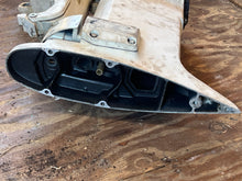 Lade das Bild in den Galerie-Viewer, 90 115 hp Johnson 20” MIDSECTION SWIVEL 0434691 STEERING ARM 0433282 EXHAUST HOUSING pl 0340824 0343612 two stroke 1999-2005
