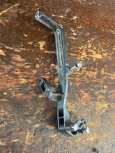 Lade das Bild in den Galerie-Viewer, 30 40 50 60 hp Mercury SHIFT LINKAGE BRACKET 8M0007243  four stroke
