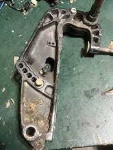 Lade das Bild in den Galerie-Viewer, DF 30 hp Suzuki STERN BRACKETS clamp stbd 41111-94LA0-YAY port 41121-94LA0-YAY CLAMP SHAFT tilt tube 41130-94LA0 four stroke 2018
