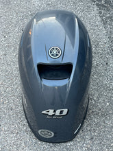 Lade das Bild in den Galerie-Viewer, f 50 60 70 hp Yamaha TOP COWLING  (with incorrect 40 jet stickers) four stroke 2010-2024 some compatibility between USA &amp; international models 6CJ-02 6CJ-03 6CJ-00 6CJ-01 6CJ-42610-02-00  6CJ-42610-01-00  6CJ-42610-00-00  6CJ-42610-03-00
