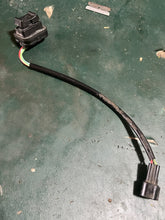 Lade das Bild in den Galerie-Viewer, f 150 175 200 225 hp Yamaha TRIM TILT SWITCH 704-82563-42-00 69J-82563-01-00 four stroke 2015-2024 some compatibility 25 40 50 60 70 115 130 225 300 hp
