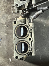 Cargar imagen en el visor de la galería, f 115 hp Yamaha THROTTLE BODY #1 and #2 68V-13751-01-00 68V-13752-01-00 2005, four stroke 2001-2011
