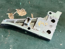 Lade das Bild in den Galerie-Viewer, f 90 75 hp Yamaha FITTING PLATE bottom cowling 67F-42738-00-5B four stroke 2003-2008 some compatibility 80 100 hp
