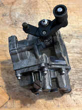 Lade das Bild in den Galerie-Viewer, 200 hp Mercury CARBURETOR SET WMV 5-1 5-2 5-3 3326-828272A13 828272A49, 3326-828272A14 828272A50, 3326-828272A15 828272T51 two stroke 1996-1998
