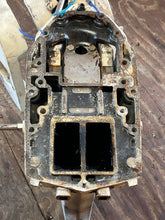 Lade das Bild in den Galerie-Viewer, 200 hp Johnson Evinrude MIDSECTION 25” EXHAUST HOUSING 0435479 SWIVEL 0434724 ADAPTER 0436751 STEERING ARM 0437698 two stroke 1999-2005 j200txedr - some compatibility 225 250 hp
