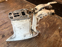 Lade das Bild in den Galerie-Viewer, 90 115 hp Johnson 20” MIDSECTION SWIVEL 0434691 STEERING ARM 0433282 EXHAUST HOUSING pl 0340824 0343612 two stroke 1999-2005
