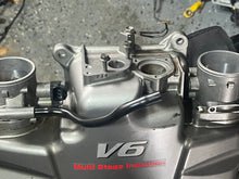 Cargar imagen en el visor de la galería, DF 250 225 200 hp Suzuki 13140-93J02 COLLECTOR COVER assy 13310-93J01 THROTTLE BODY NO.1 13320-93J00 NO.2 13730-93J00 VACUUM CHAMBER 2007 four stroke
