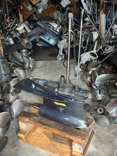 Lade das Bild in den Galerie-Viewer, 175 hp Evinrude Ficht GEAR CASE COMPLETE 5005551 painted 0351907 case 5005401 765402 Upper Drive Shaft 20 Inch 5000615 two stroke 1993-2001 measures 18 3/8” from water pump housing top shifts &amp; pressure tests, mainly fresh water lake motor
