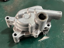 Lade das Bild in den Galerie-Viewer, DF 175 hp Suzuki OIL PUMP ASSY 16400-96J00 four stroke 2006-2013 some 150 200 compatibility
