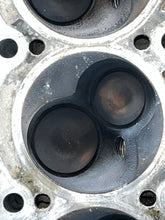 Lade das Bild in den Galerie-Viewer, 40 30 hp Mercury EFI CYLINDER HEAD ASSY crankcase 877568T 803016T06 COVER 834779A1 four stroke 3 cylinder 2005
