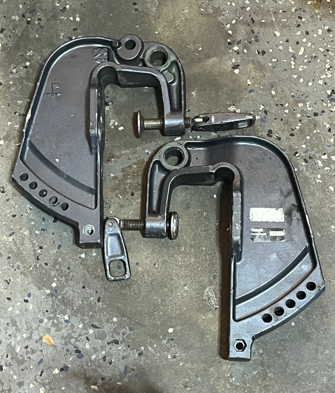 F 25 hp Yamaha 65W-43112-00-4D strbd Stern clam bracket 65W-43111-00-4D port FOUR STROKE 1998